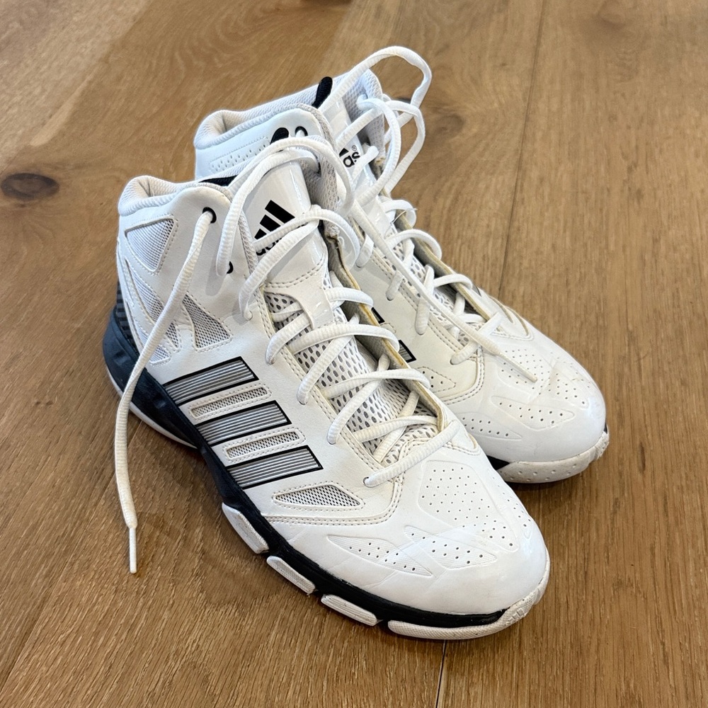 LIKE NEW men’s basketball shoes